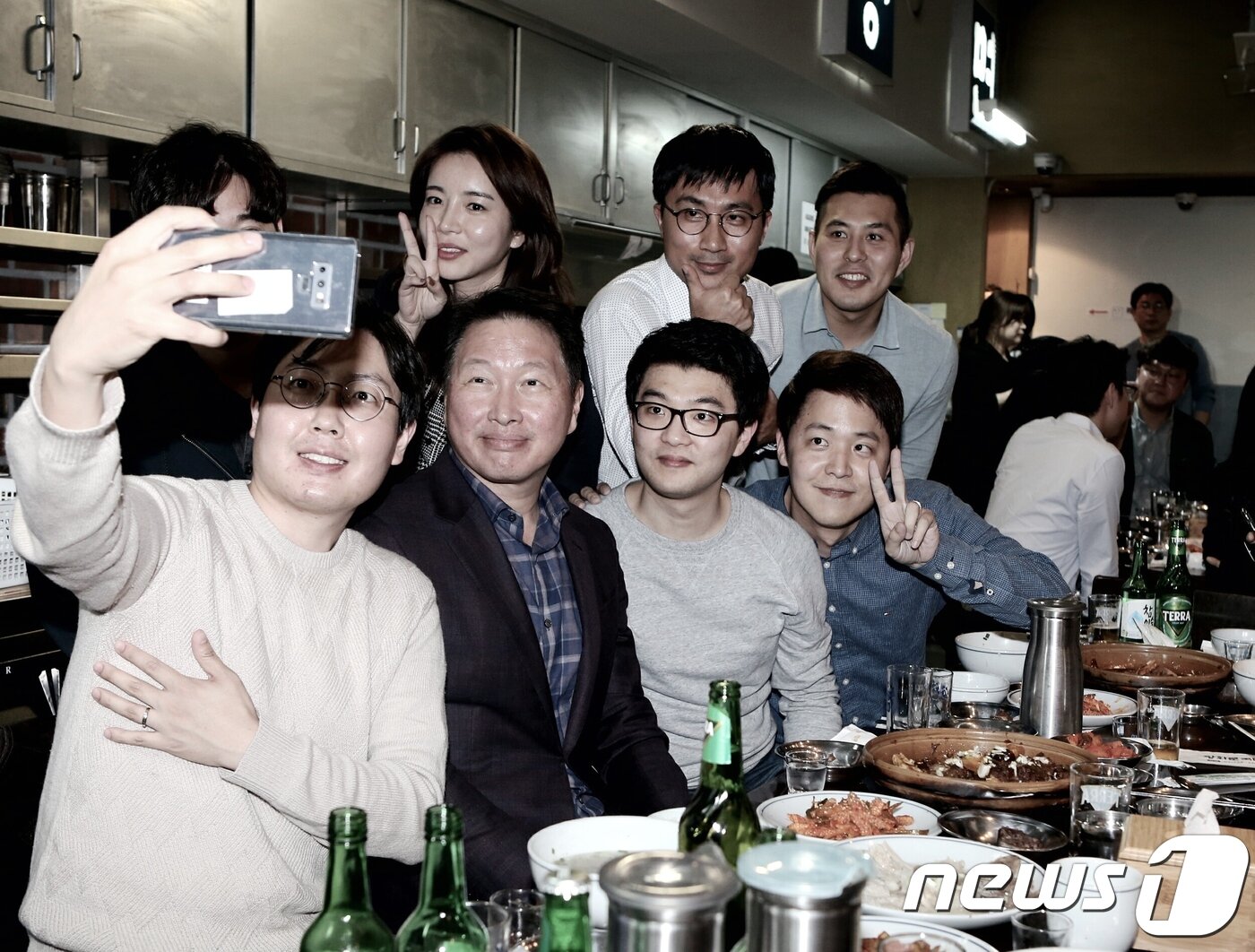 본문 이미지 - 최태원 SK그룹 회장이 28일 서울 광화문 인근의 한 대중음식점에서 저녁식사를 겸한 번개 행복토크를 열고 구성원들과 함께 사진을 찍고 있다.ⓒ 뉴스1