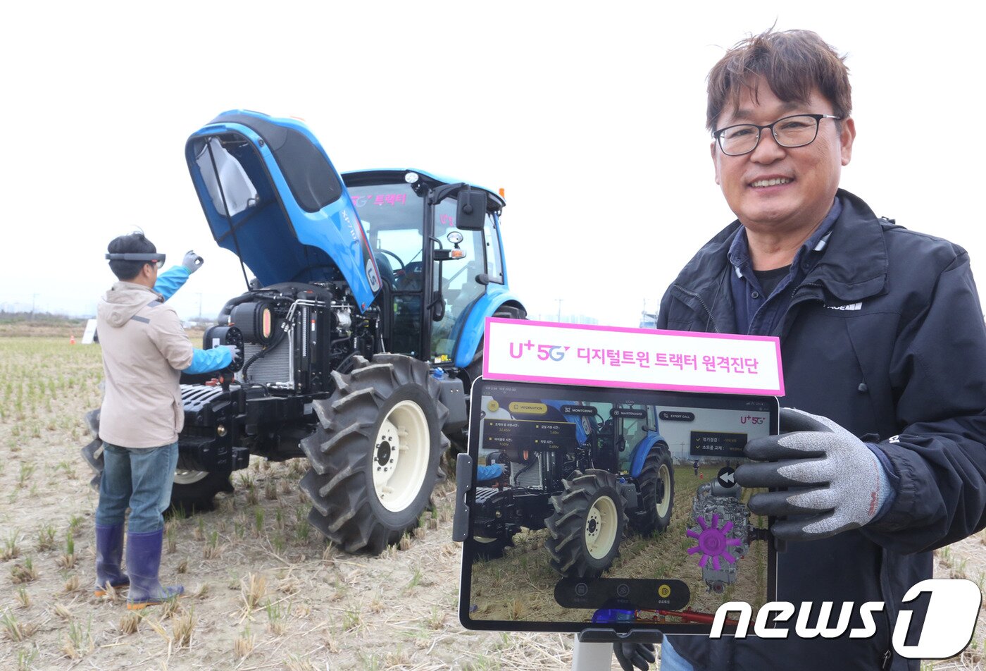 본문 이미지 - 5G 기반의 디지털 트윈 기술이 적용된 원격진단을 이용해 손쉽고 빠르게 에어클리너를 교체하고 있다.(LG유플러스 제공) ⓒ 뉴스1