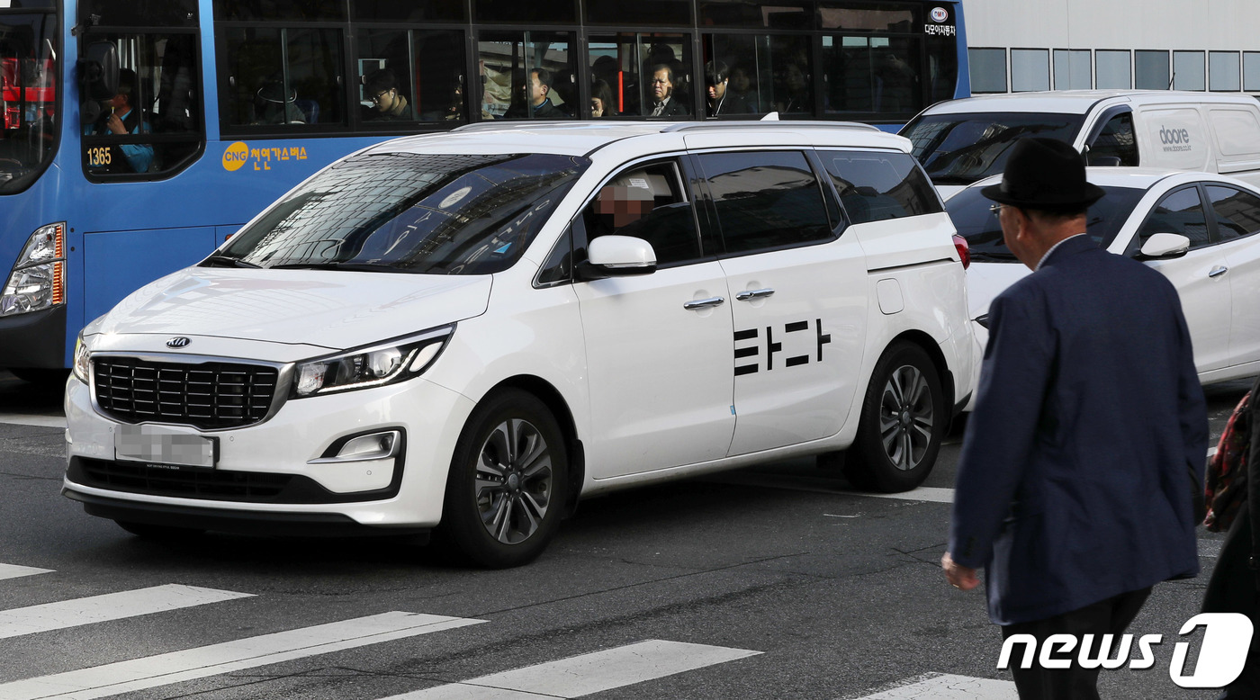 (서울=뉴스1) 박세연 기자 = 29일 오전 서울시내에서 타다차량이 운행을 하고 있다.검찰은 전날 여객자동차운수사업법 위반 혐의로 택시업계와 갈등을 빚었던 승합차 공유 서비스 '타 …