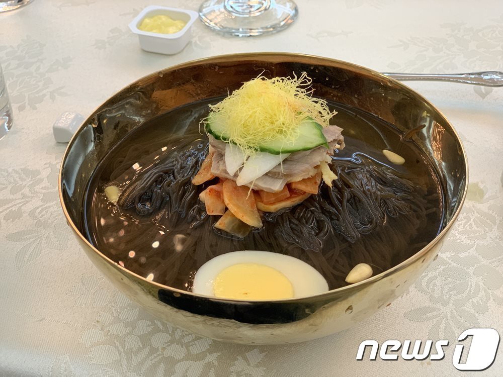 본문 이미지 - 평양 옥류관에서 열린 2019 아시아 유소년·주니어 역도선수권 대회 고별만찬에 평양냉면이 놓여 있다. ⓒ News1 사진공동취재단