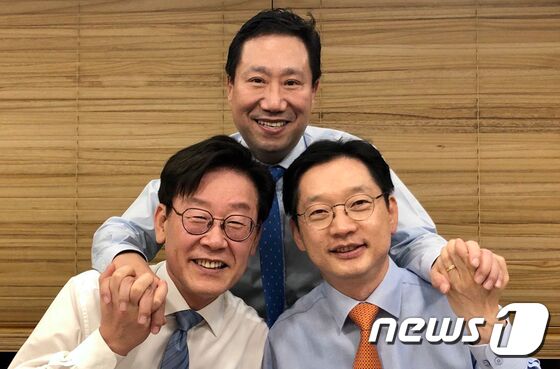 더불어민주당 민주연구원 양정철 원장, 김경수 경남지사, 이재명 경기지사가 지난 28일 경기도 수원에서 만찬 회동을 하고 있다. (민주연구원 제공) 2019.10.29/뉴스1 © News1 김명섭 기자