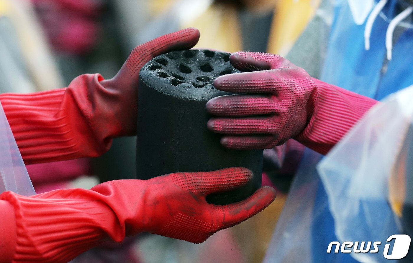 본문 이미지 - 고려아연 임직원들과 대한적십자사 서울특별지사 봉사단원들이서울 노원구 희망촌에서 연탄 나눔 봉사를 하고 있다. 2019.10.29.뉴스1 ⓒ News1 이재명 기자