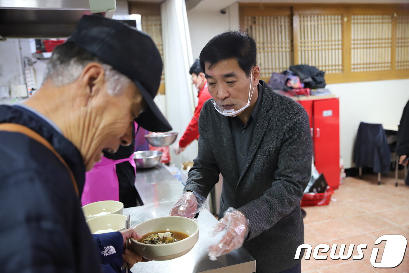 본문 이미지 - 한영석 충북도선거관리위원회 사무처장을 비롯한 직원들이 29일 청주 중앙공원에서 사랑의 점심 나누기 봉사활동을 했다.(충북선관위 제공) 2019.10.29 ⓒ 뉴스1