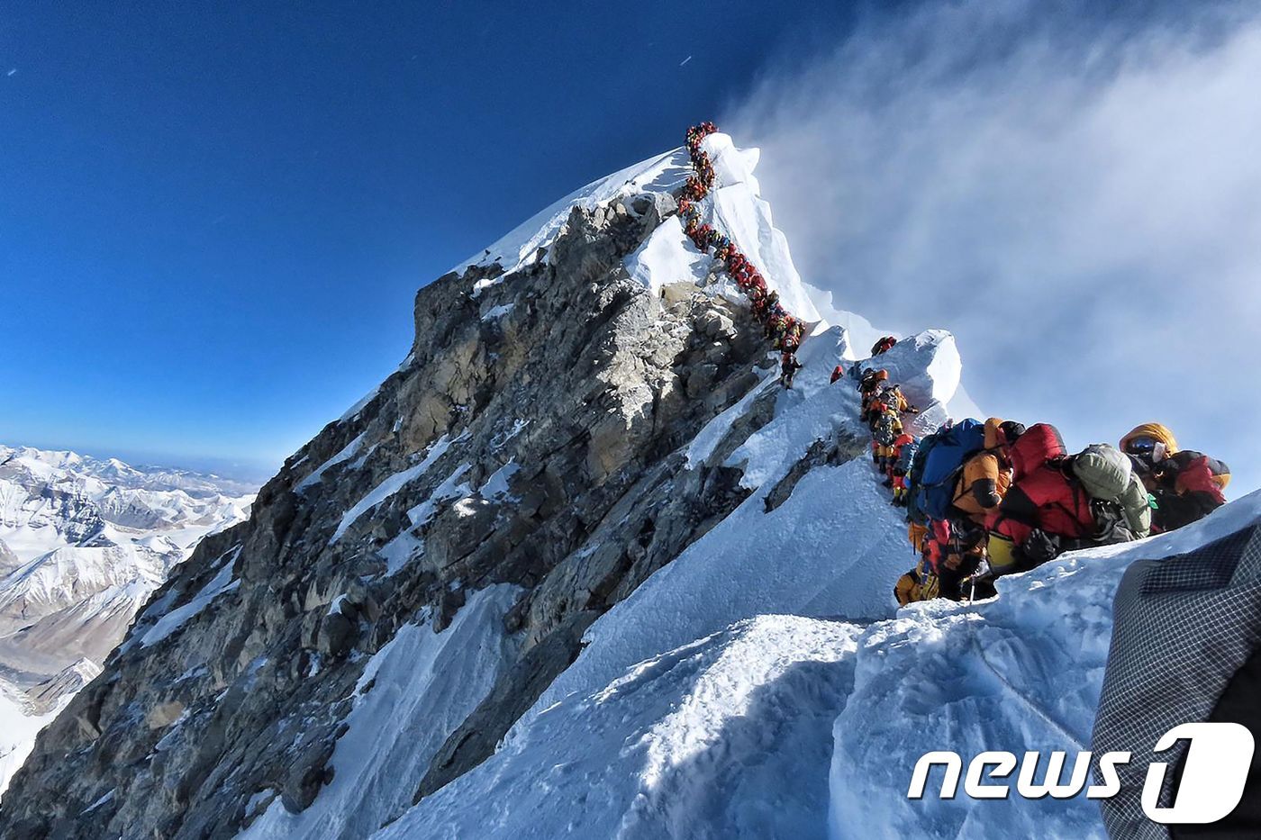 본문 이미지 - 에베레스트 정상으로 향하는 긴 행렬. 니르말 푸르자가 찍은 사진이다.  ⓒ AFP=뉴스1