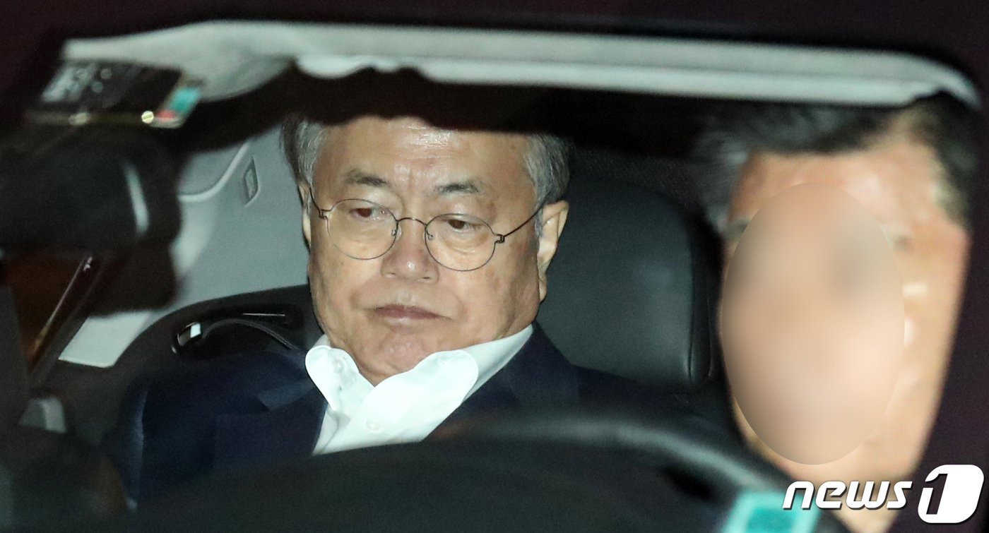 (서울=뉴스1) 여주연 기자 = 문재인 대통령이 29일 오후 부산 중구의 한 병원에서 모친 강한옥 여사의 임종을 지켜본 후 빈소로 이동하기 위해 차량에 탑승해 있다. 청와대는 문재 …