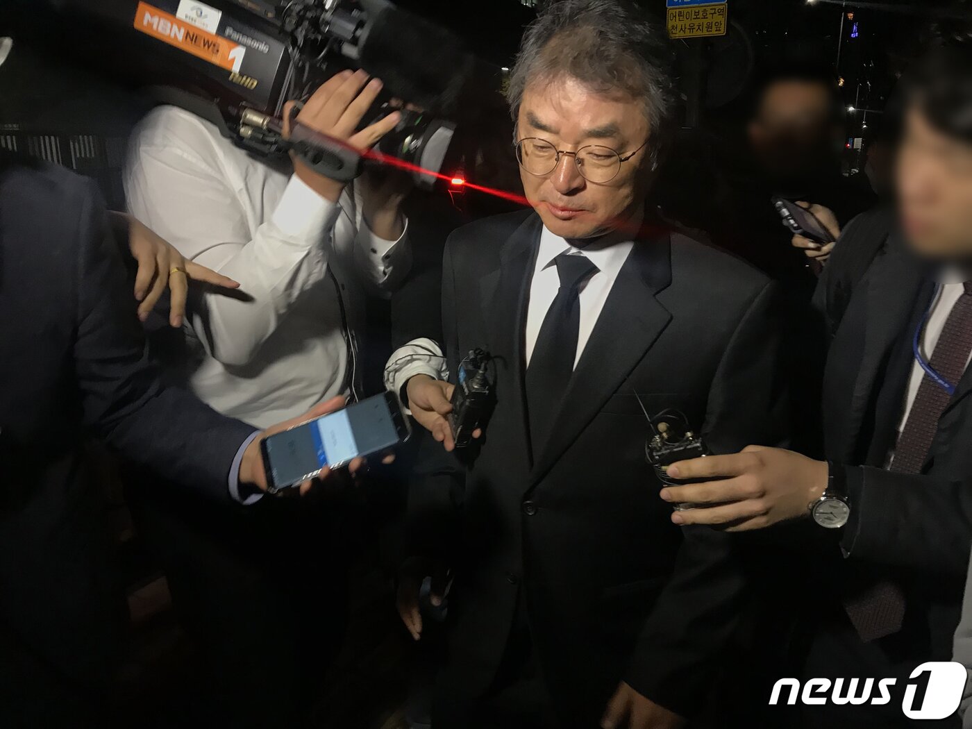 본문 이미지 - 이호철 전 청와대 민정수석이 29일 오후 부산 수영구 남천성당에 마련된 문재인 대통령 모친인 강한옥 여사 조문을 마친 후 빈소에서 나오고 있다. 2019.10.29/뉴스1 ⓒ News1 여주연 기자
