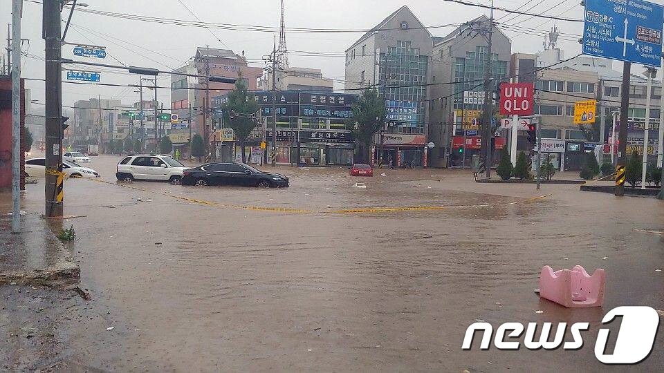 본문 이미지 - 3일 오전 강릉시 포남동 거리가 제18호 태풍 '미탁'의 영향으로 폭우가 쏟아져 잠겨있다.2019.10.3/뉴스1 ⓒ News1 홍성우 기자