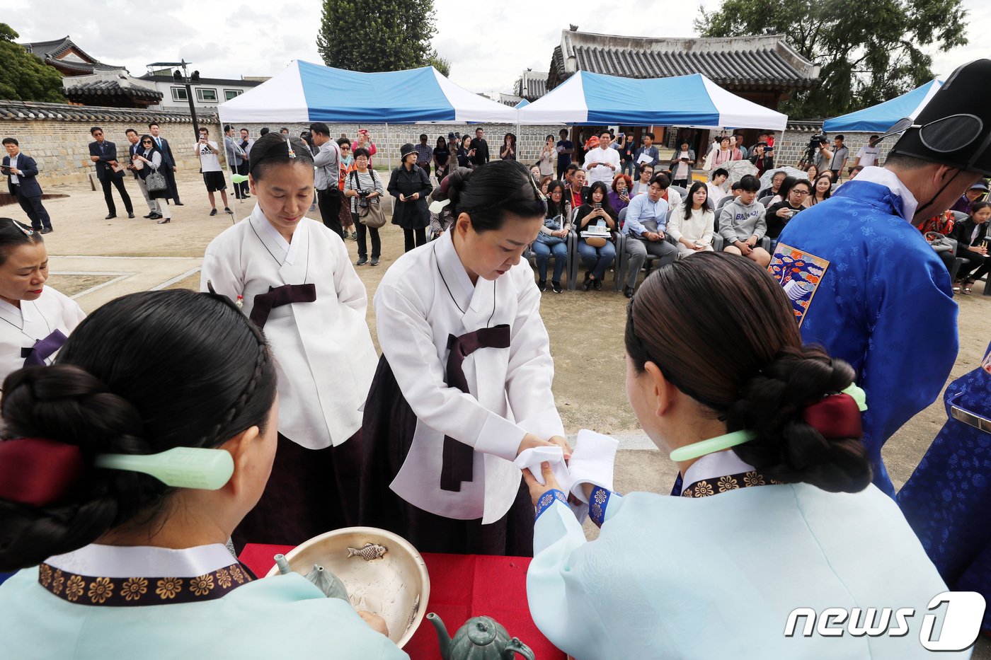 경기도 수원 화성행궁 화령전에서 &#39;제56회 수원화성문화제&#39;의 성공과 안녕을 기원하는 화령전 고유별다례&#40;華寧殿 告由別茶禮&#41;가 진행되고 있다. 2019.10.3/뉴스1 ⓒ News1 