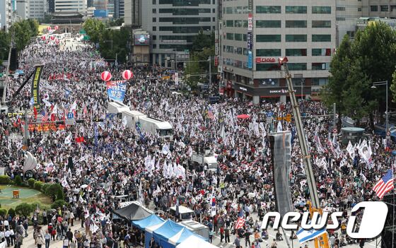 자유한국당과 문재인 하야 범국민투쟁본부 소속 보수단체들이 3일 서울 시청 일대에서 문재인 정부를 비판하고 조국 장관의 사퇴를 촉구하는 집회를 갖고 있다. 2019.10.3/뉴스1 © News1 이동해 기자