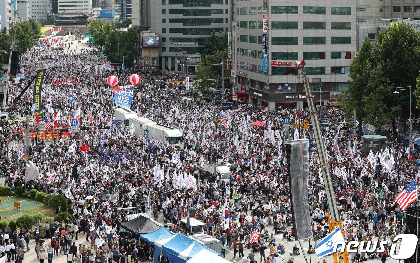 본문 이미지 - 자유한국당과 문재인 하야 범국민투쟁본부 소속 보수단체들이 3일 서울 시청 일대에서 문재인 정부를 비판하고 조국 장관의 사퇴를 촉구하는 집회를 갖고 있다. 2019.10.3/뉴스1 ⓒ News1 이동해 기자
