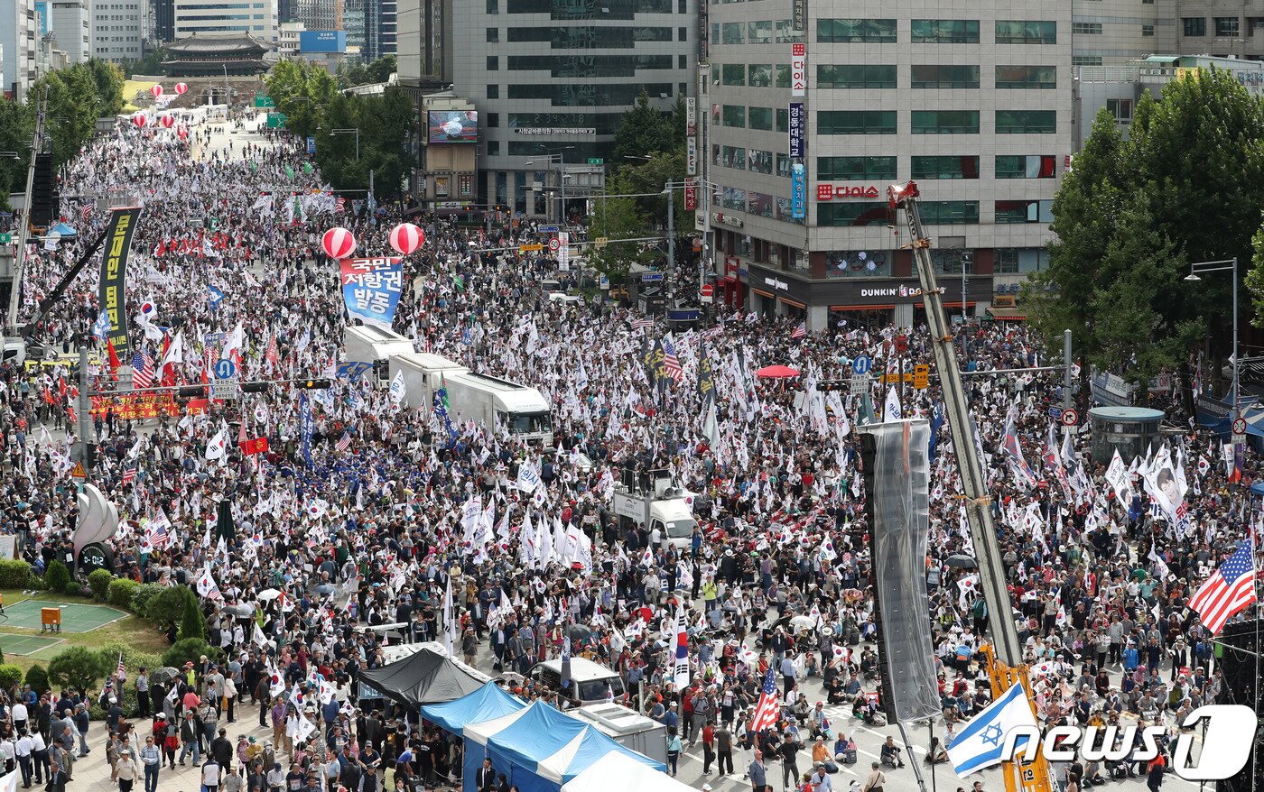 자유한국당과 문재인 하야 범국민투쟁본부 소속 보수단체들이 3일 서울 시청 일대에서 문재인 정부를 비판하고 조국 장관의 사퇴를 촉구하는 집회를 갖고 있다. 2019.10.3/뉴스1 ⓒ News1 이동해 기자