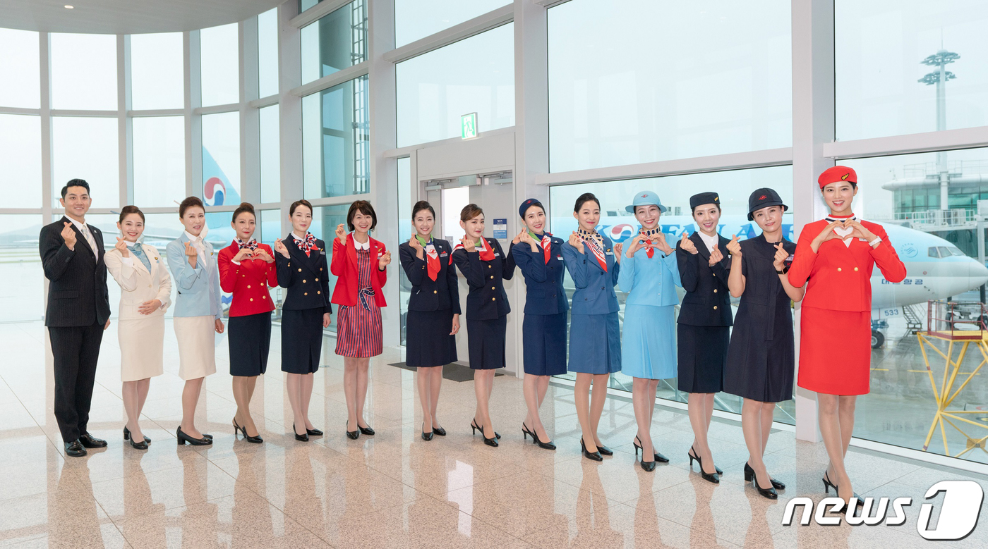 (서울=뉴스1) = 대한항공은 창립 50주년을 맞아 객실승무원 3개 팀이 역대 유니폼 11종을 동시에 입고 근무하는 행사를 내달 6일까지 실시한다.사진은 대한항공 객실승무원들이 역 …