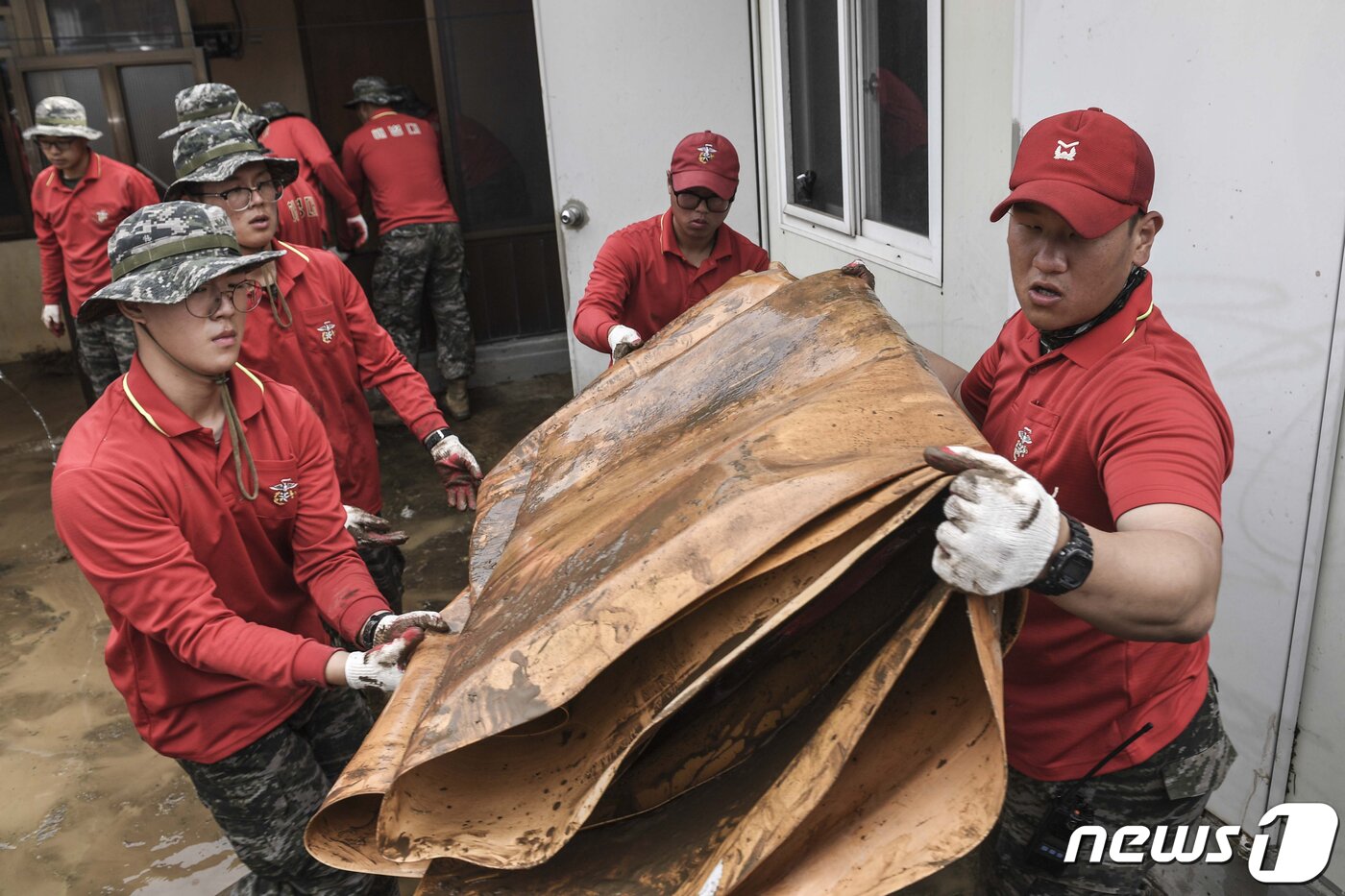 본문 이미지 - 해병대 1사단 장병들이 3일 제18호 태풍 미탁 피해지역인 포항시 북구 창포동 등에 투입돼 복구 작업을 지원하고 있다. 앞서 해병대는 17호 태풍 타파 내습 당시 1600명을 투입, 피해 복구에 힘을 보탰다.(해병대 1사단제공) 2019.10.3/뉴스1 ⓒ News1 최창호 기자
