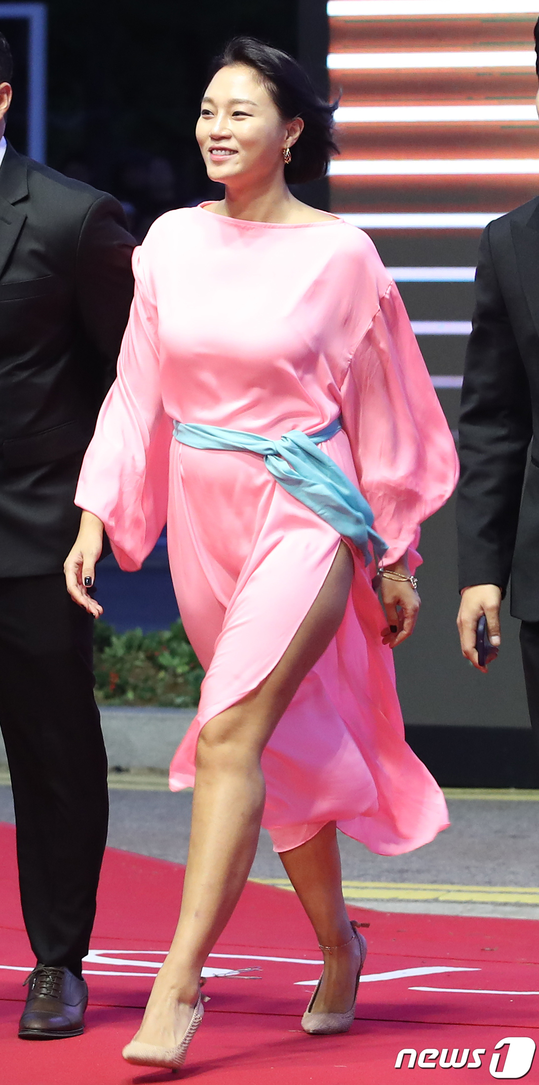 (부산=뉴스1) 권현진 기자 = 배우 장진희가 3일 오후 부산 해운대구 영화의 전당에서 열린 제24회 부산국제영화제(BIFF) 개막식에 참석해 레드카펫을 밟고 있다. 2019.10 …