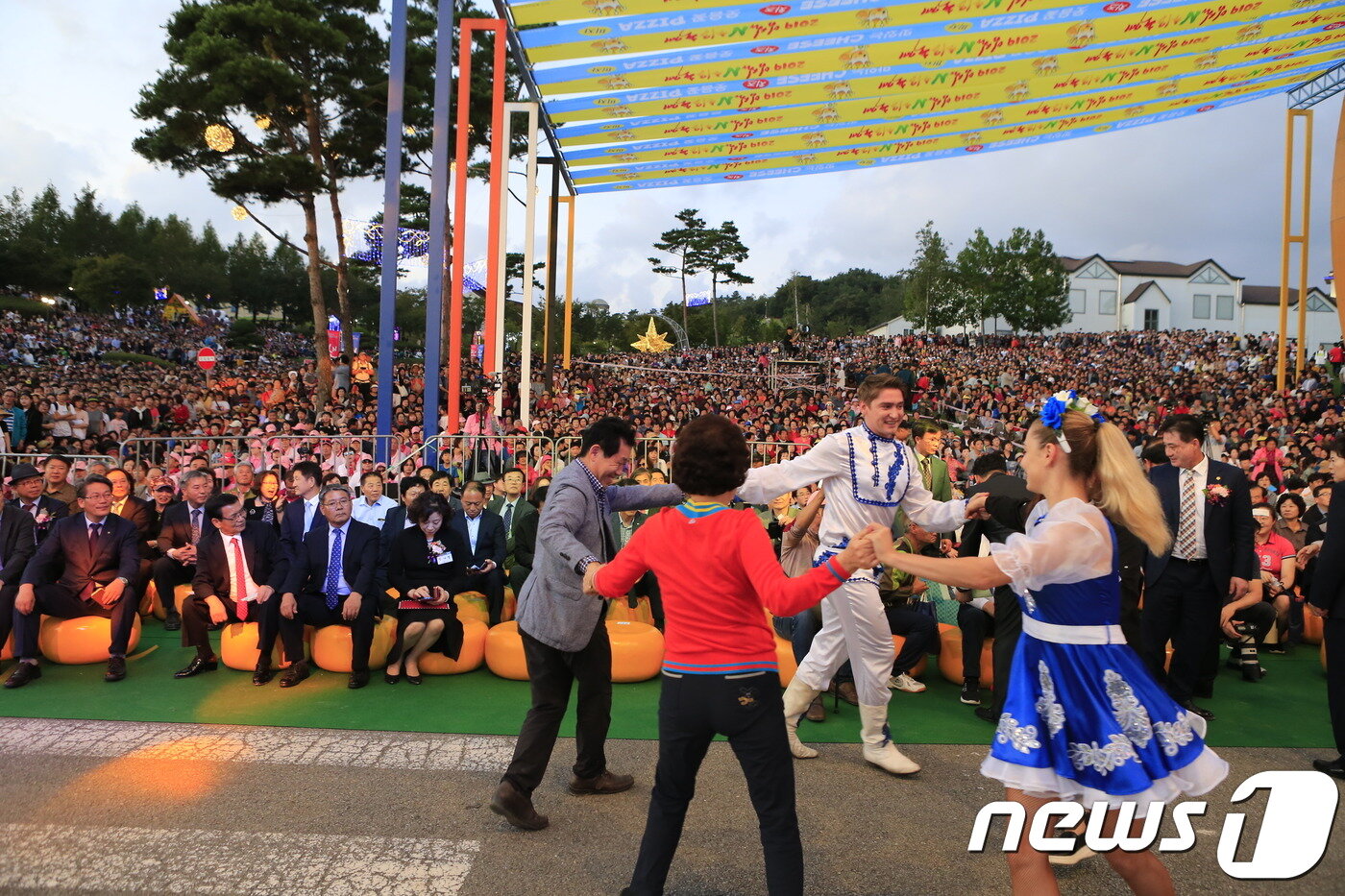 본문 이미지 - 3일 2019 임실N치즈축제 개막식에 앞서 모인 관광객들이 공연을 감상하고 있다.2019.10.3ⓒ 뉴스1