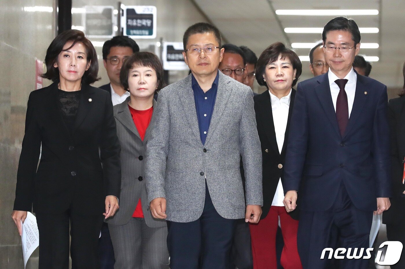 본문 이미지 - 황교안 자유한국당 대표, 나경원 원내대표 등이 30일 오전 서울 여의도 국회에서 열린 당대표 및 최고위원-중진의원 연석회의에 참석하고 있다. 2019.10.30/뉴스1 ⓒ News1 임세영 기자