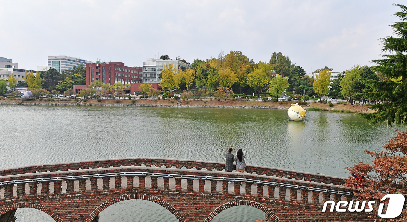 (서울=뉴스1) = 30일 서울 광진구 건국대학교 일감호에 공식 마스코트인 '쿠' 초대형 풍선이 떠있다. (건국대 제공) 2019.10.30/뉴스1