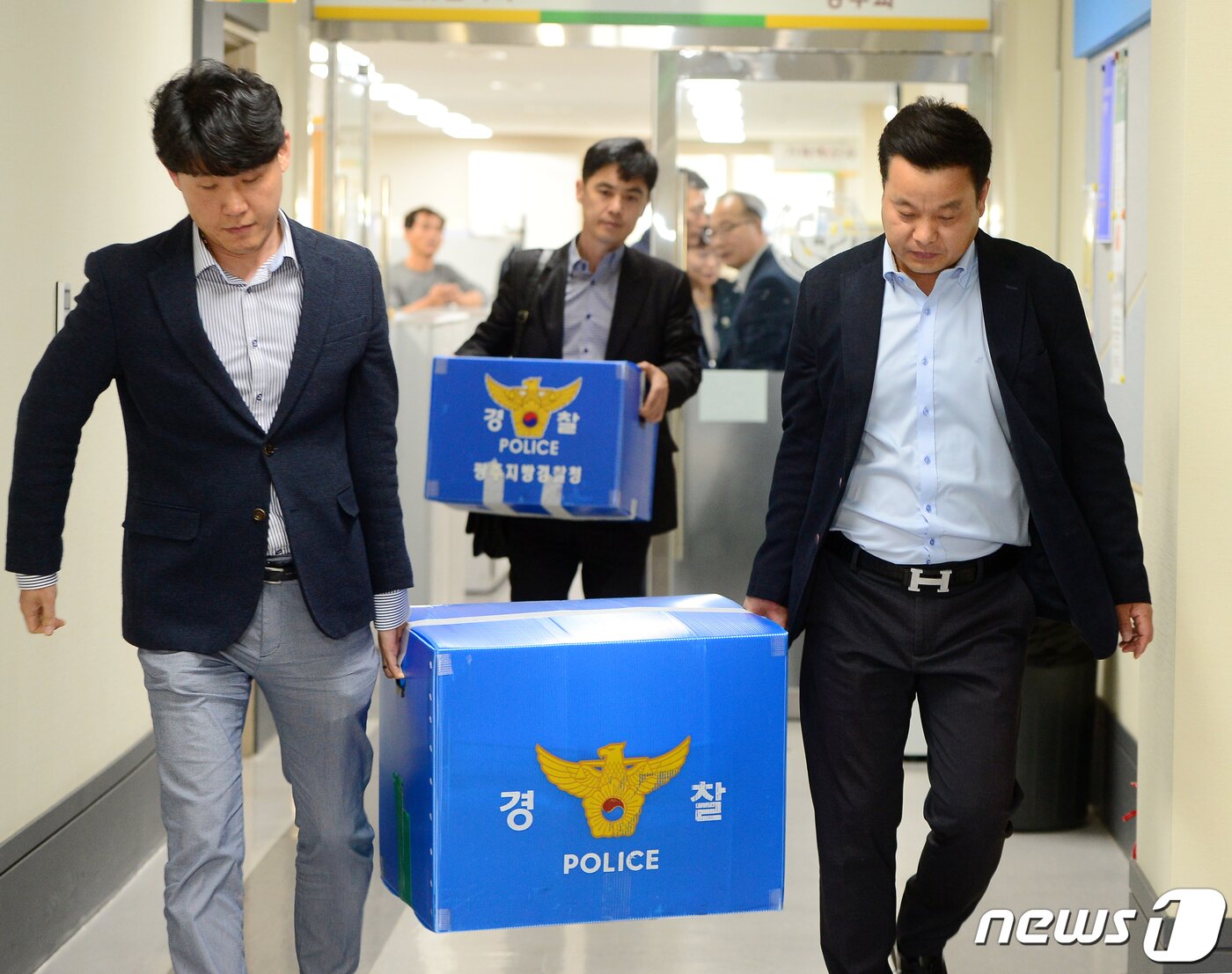본문 이미지 - 전남대병원 채용비리 의혹을 수사하고 있는 경찰이 광주 동구 학동 전남대병원 본원 행정동에서 압수수색을 마친 뒤 압수물품을 옮기고 있다. 2019.10.30/뉴스1 ⓒ News1 DB