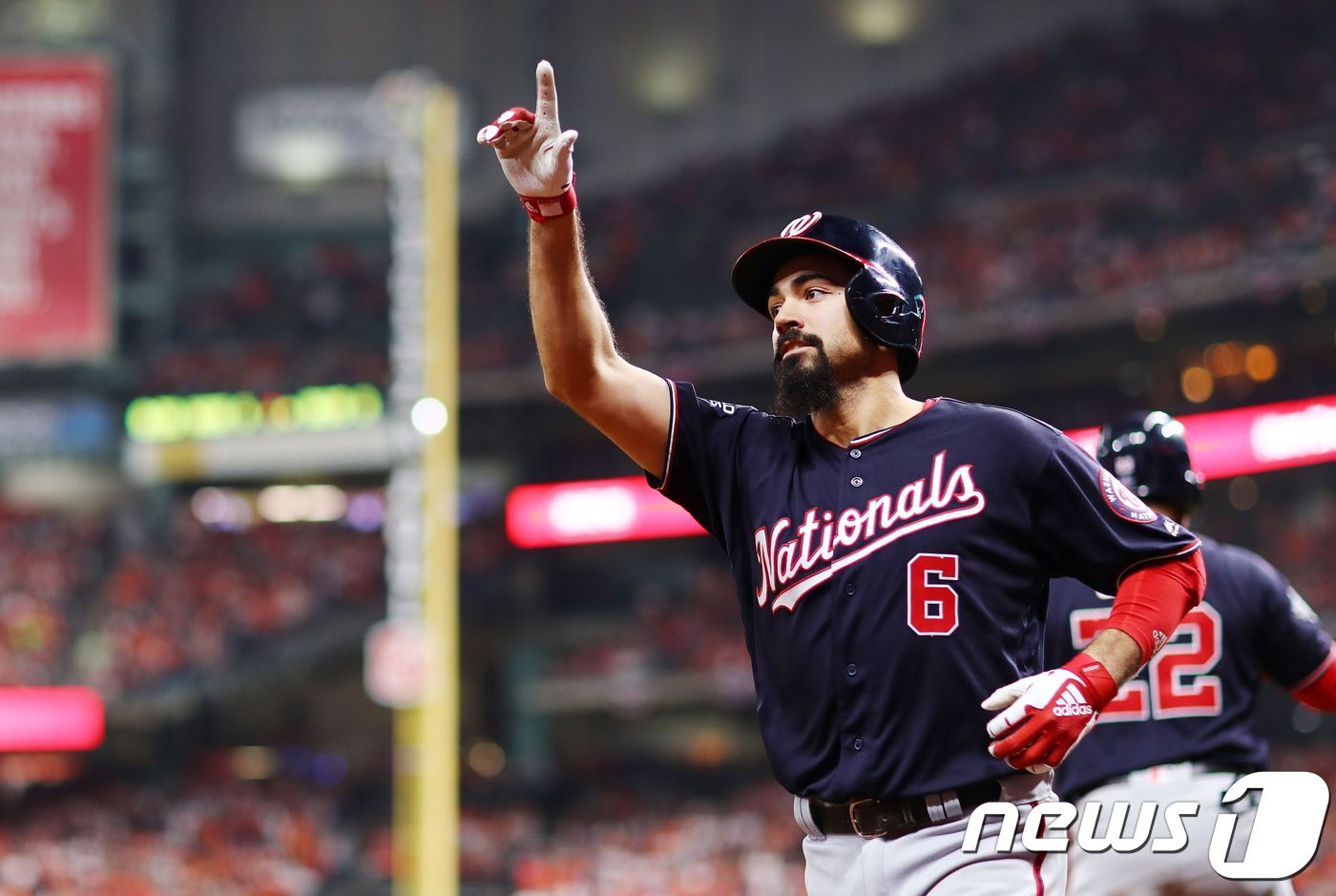 본문 이미지 - 워싱턴 내셔널스 앤서니 렌던이 30일(한국시간) 미국 텍사스주 휴스턴 미닛메이드파크에서 열린 2019 메이저리그 월드시리즈(7전4선승제) 6차전에서 휴스턴 애스트로스를 상대로 5타점 맹타를 휘둘렀다.ⓒ AFP=뉴스1