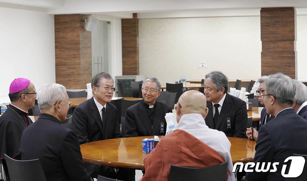 본문 이미지 - 문재인 대통령이 30일 오전 부산 남천성당에 마련된 문 대통령의 어머니 고 강한옥 여사의 빈소를 조문한 7대 종단 지도자와 대화를 나누고 있다. (청와대 제공) 2019.10.30/뉴스1