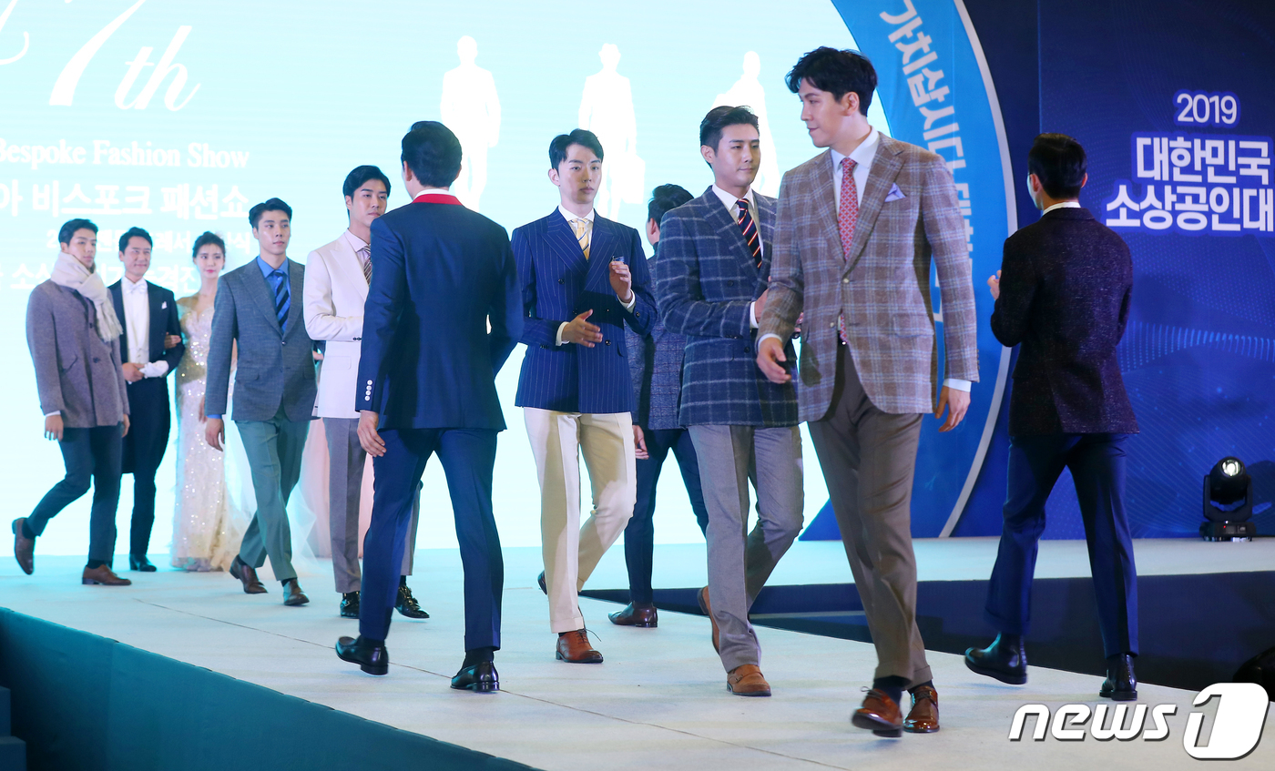 (고양=뉴스1) 민경석 기자 = 30일 경기 고양 킨텍스에서 대한민국 소상공인대회의 일환으로 열린 '19/20 코리아 비스포크 패션쇼'에서 맞춤양복을 입은 모델들이 런웨이를 걷고 …