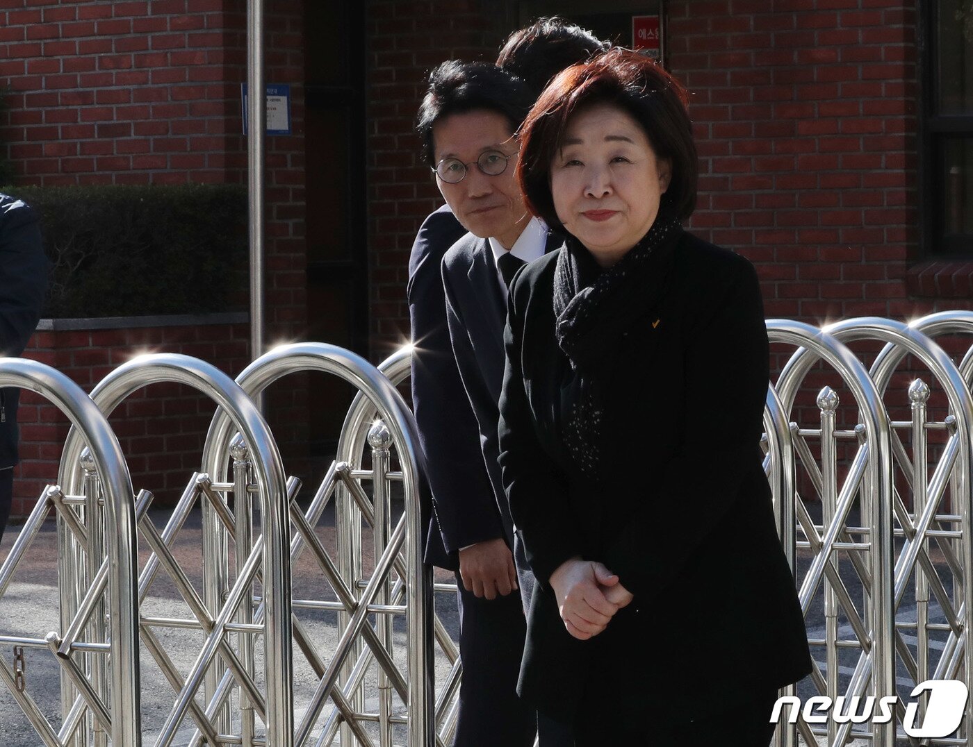 본문 이미지 - 심상정 정의당 대표와 윤소하 원내대표가 30일 오후 문재인 대통령의 모친 故강한옥 여사의 빈소가 마련된 부산 수영구 남천성당에 조문을 위해 들어서고 있다. 2019.10.30/뉴스1 ⓒ News1 박세연 기자