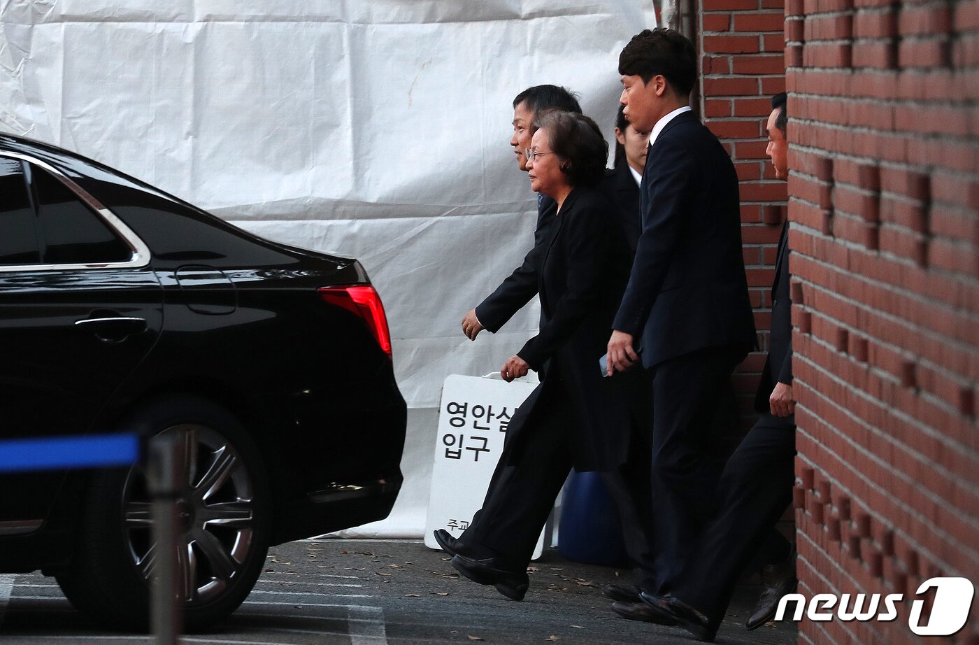 본문 이미지 - 노무현 전 대통령 부인 권양숙 여사가 30일 오후 문재인 대통령의 모친 故 강한옥 여사의 빈소가 마련된 부산 수영구 남천성당에서 조문을 마치고 나서고 있다. 2019.10.30/뉴스1 ⓒ News1 박세연 기자