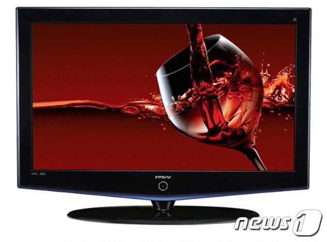 본문 이미지 - 삼성전자가 2006년 출시한 '보르도 TV'의 모습. 와인잔에 담긴 와인의 모습을 형상화한 디자인 덕에 '보르도'라는 이름이 붙었다.(삼성전자 제공) ⓒ 뉴스1