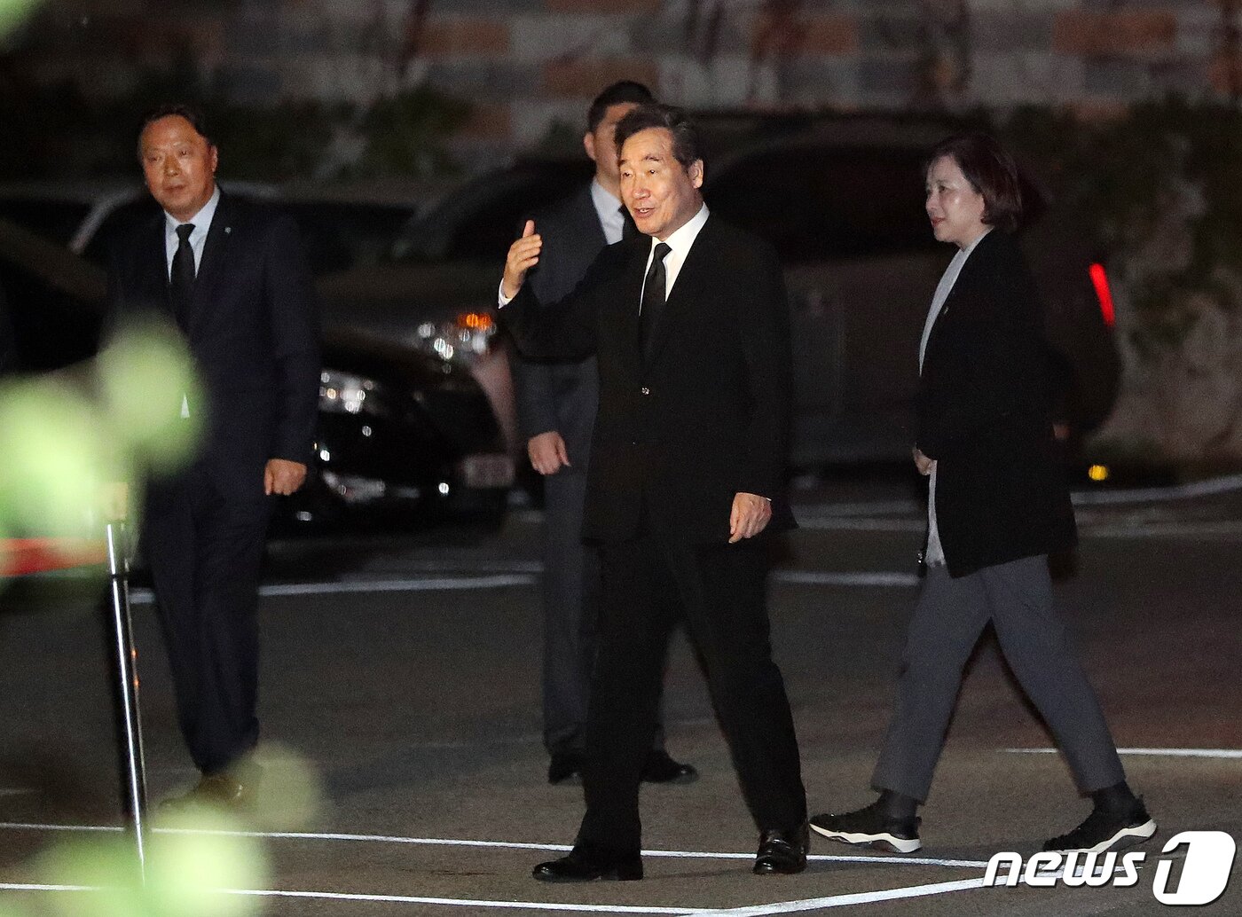 본문 이미지 - 이낙연 국무총리가 30일 오후 문재인 대통령의 모친 故 강한옥 여사의 빈소가 마련된 부산 수영구 남천성당에서 조문을 마치고 나서고 있다. 오른쪽은 유은혜 사회부총리 겸 교육부 장관. 2019.10.30/뉴스1 ⓒ News1 박세연 기자