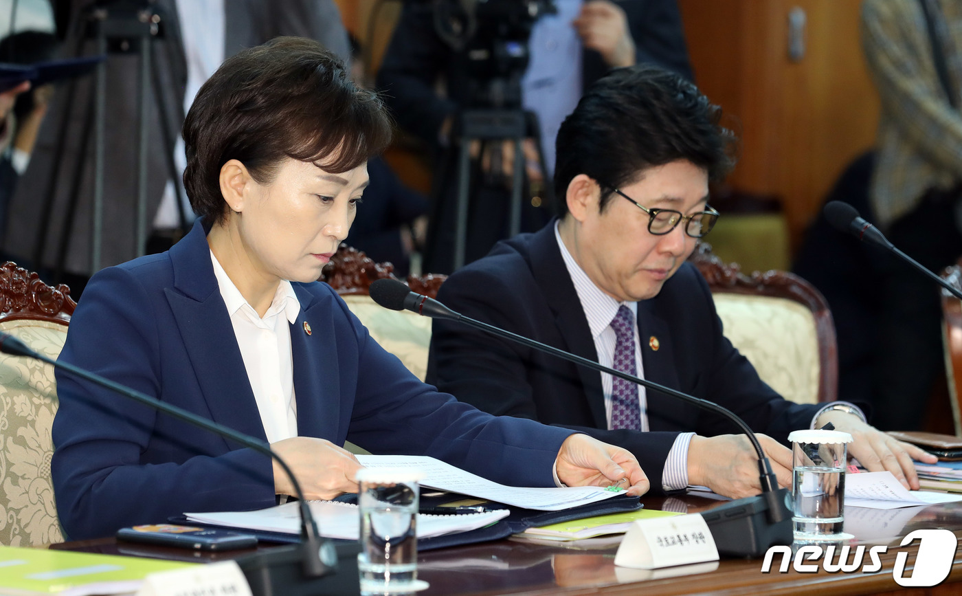(서울=뉴스1) 이재명 기자 = 김현미 국토교통부 장관과 조명래 환경부 장관이 31일 오전 서울 세종대로 정부서울청사에서 열린 국정현안점검조정회의에서 자료를 살펴보고 있다. 201 …