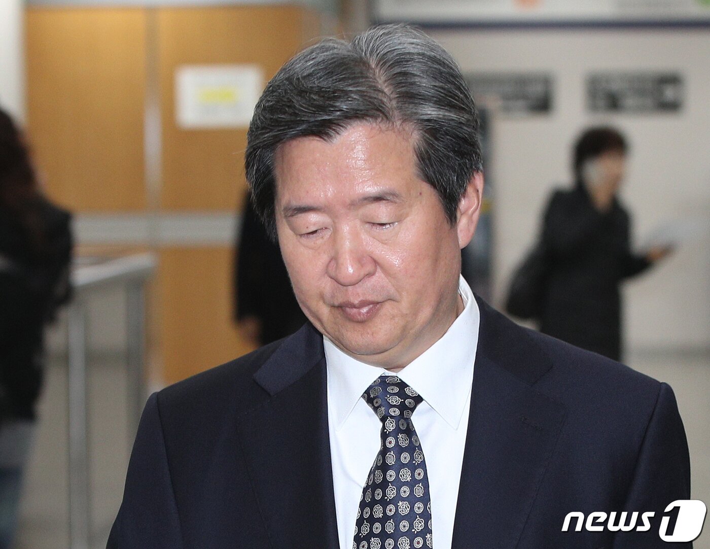 본문 이미지 - 4·16세월호참사 특별조사위원회&#40;세월호특조위&#41; 설립과 활동을 방해한 혐의를 받고 있는 윤학배 전 해양수산부 차관이 31일 오전 서울 서초구 서울고등법원에서 열린 항소심 1차 공판에 출석하고 있다. 2019.10.31/뉴스1 ⓒ News1 신웅수 기자
