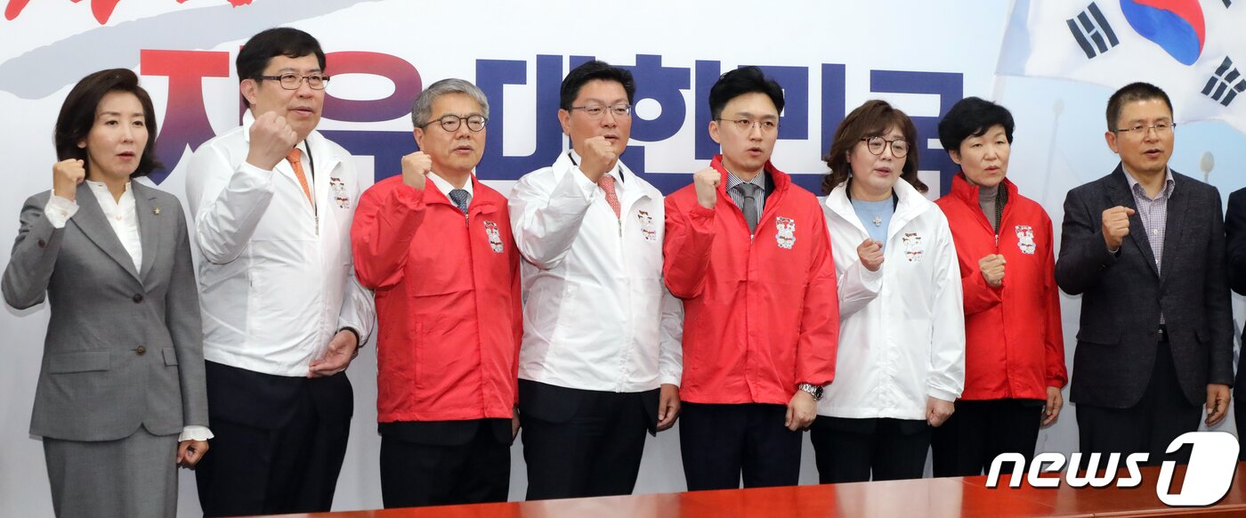 본문 이미지 - 31일 서울 여의도 국회에서 열린 제1차 자유한국당 영입인재 환영식에서 참석자들이 파이팅을 외치고 있다. 왼쪽부터 나경원 원내대표, 윤창현 서울시립대 교수, 김용하 현 순천향대 교수, 김성원 전 두산중공업 부사장, 백경훈 청사진 공동대표, 양금희 여성유권자연맹회장, 이진숙 전 대전 MBC 사장, 황교안 대표. 2019.10.31/뉴스1 ⓒ News1 김명섭 기자