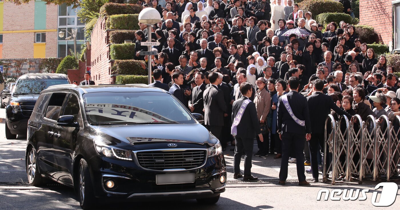 본문 이미지 - 31일 오전 부산 수영구 남천성당에서 문재인 대통령의 모친 故 강한옥 여사 장례미사를 마친 후 운구차가 장지로 향하고 있다. 2019.10.31/뉴스1 ⓒ News1 여주연 기자