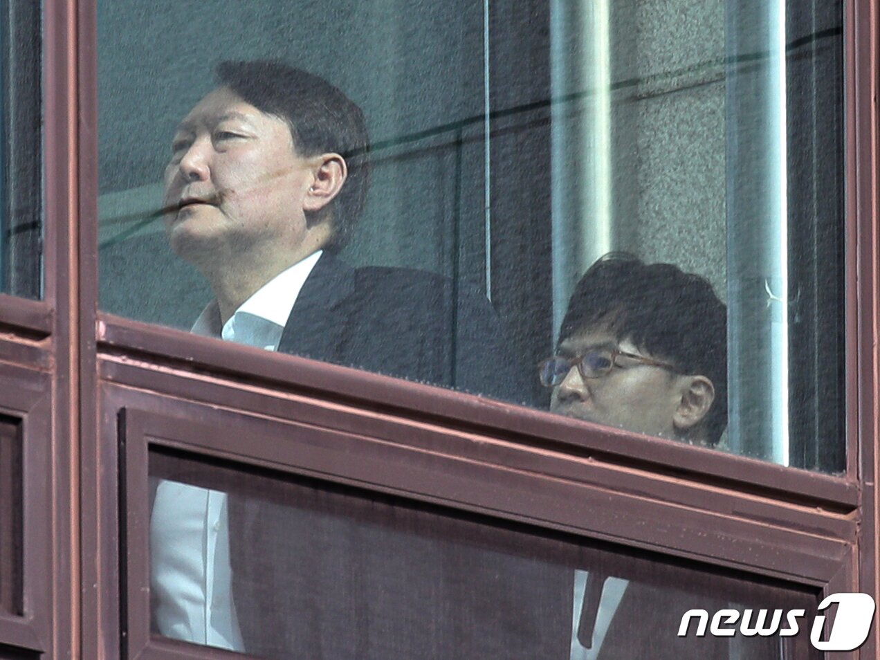 본문 이미지 - 윤석열  전 대통령이 검찰총장 재임 시절  반부패·강력부장이던 한동훈 전 국민의힘 대표가 2019년 10월 서울 서초구 대검찰청 청사에서 점심식사를 하기 위해 구내식당으로 이동하고 있는 모습. 2019.10.31/뉴스1 ⓒ News1 신웅수 기자