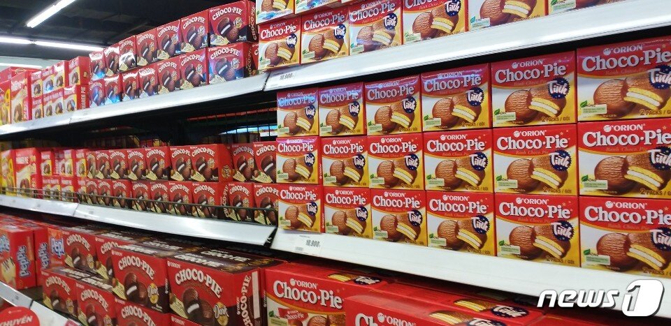 본문 이미지 - 호찌민 대형마트의 초코파이 진열대ⓒ 뉴스1