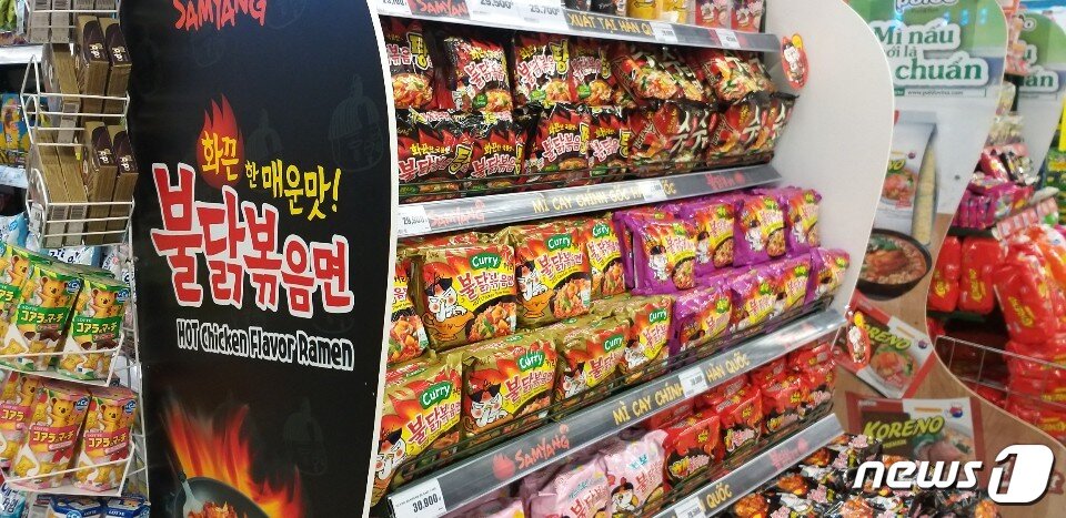본문 이미지 - 호찌민 대형마트에선 불닭볶음면 전용 매대가 마련돼 있다.ⓒ 뉴스1