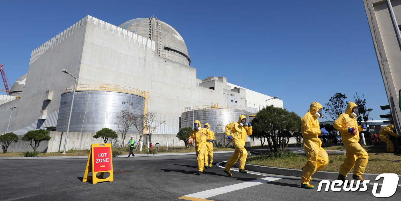 본문 이미지 - 울산시 울주군 한국수력원자력 새울원자력본부 제1발전소 신고리3호기 일대에서 열린 '2019 재난대응 안전한국훈련' 일환 복합재난 대응 유관기관 연합훈련 모습.2019.10.31/뉴스1 ⓒ News1 윤일지 기자