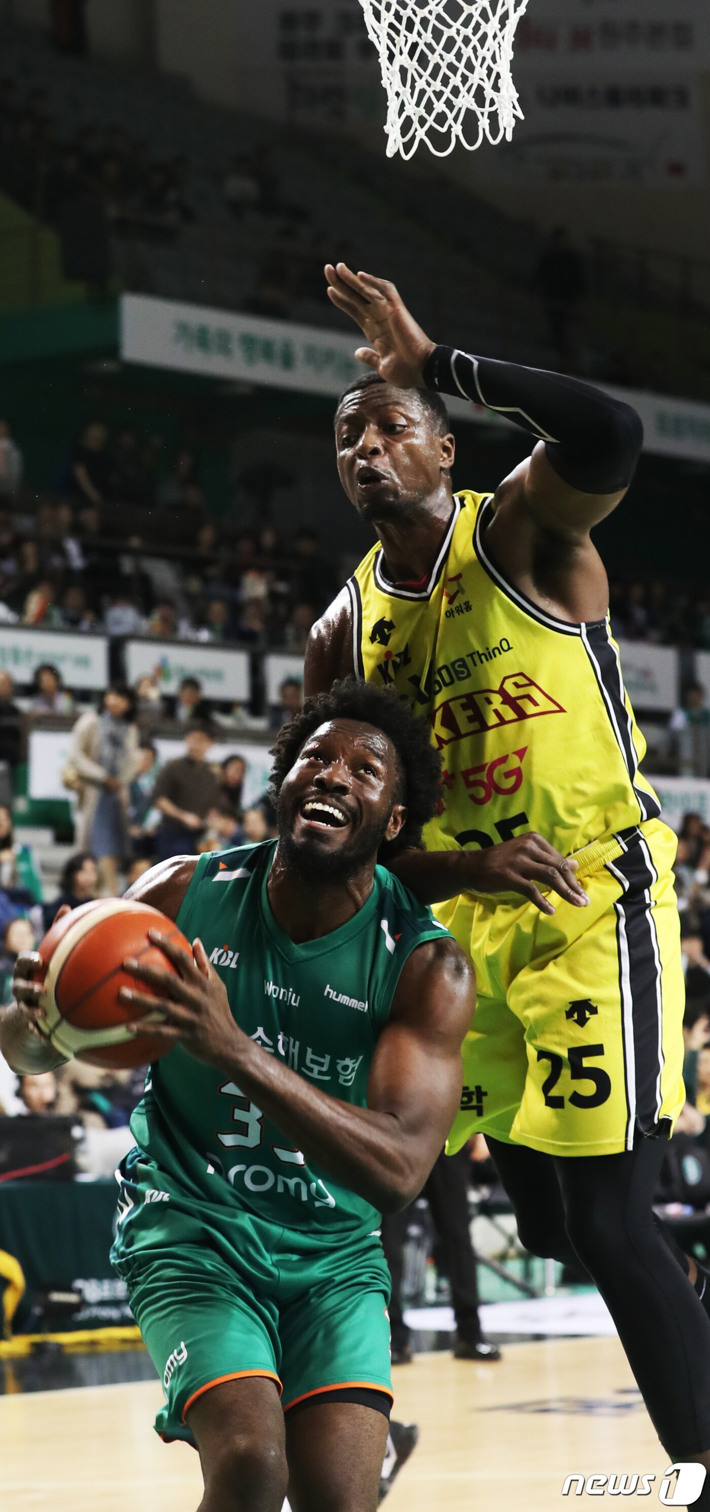 본문 이미지 - 31일 강원 원주종합체육관에서 열린 2019-2020 현대모비스 KBL 프로농구 원주DB프로미와 창원LG 세이커스 경기에서 DB 치나누 오누아쿠가 골밑 슛을 시도하고 있다. 2019.10.31/뉴스1 ⓒ News1 박하림 기자