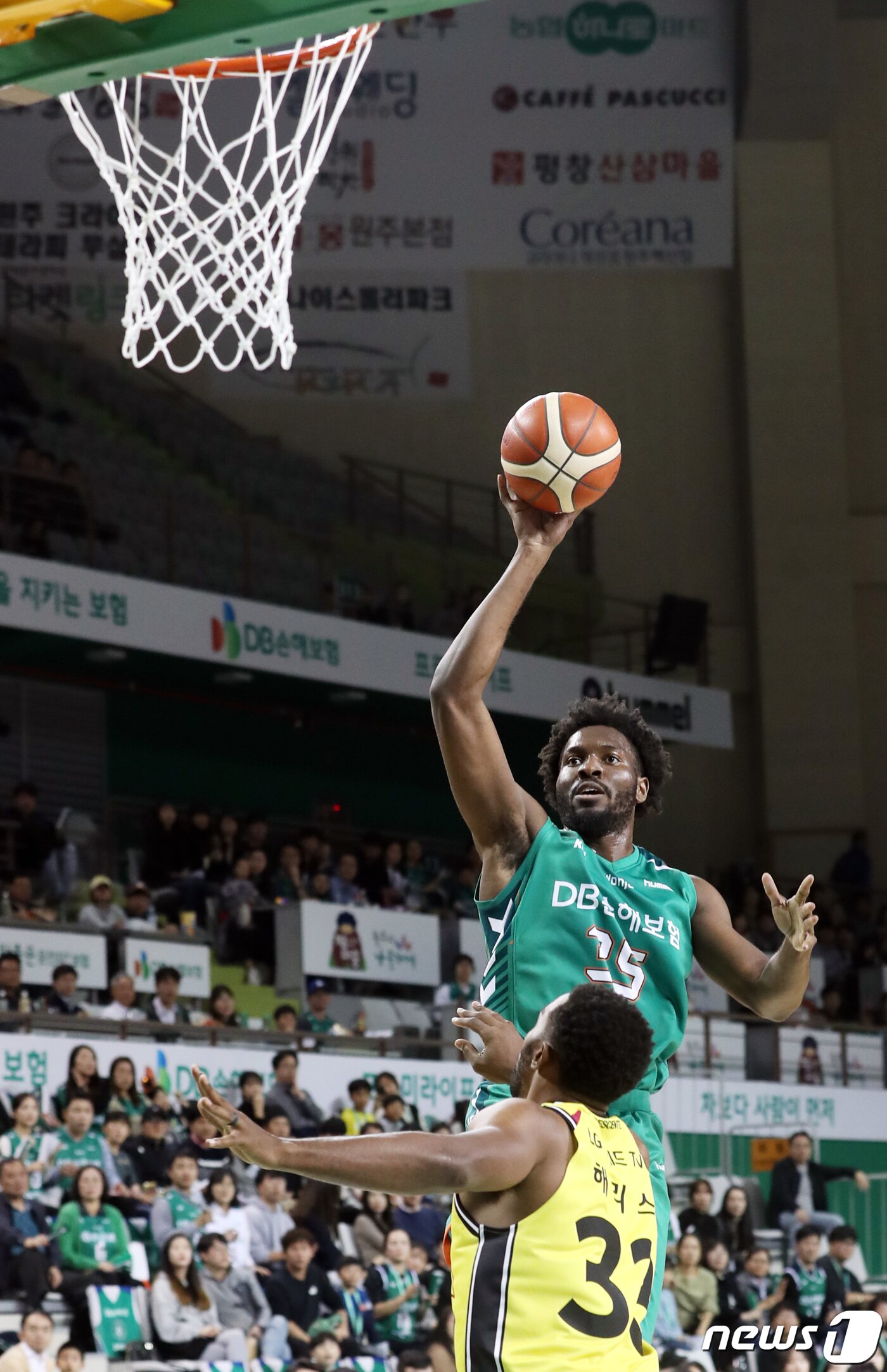 본문 이미지 - 31일 강원 원주종합체육관에서 열린 2019-2020 현대모비스 KBL 프로농구 원주DB프로미와 창원LG 세이커스 경기에서 DB 치나누 오누아쿠가 골밑 슛을 시도하고 있다. 2019.10.31/뉴스1 ⓒ News1 박하림 기자