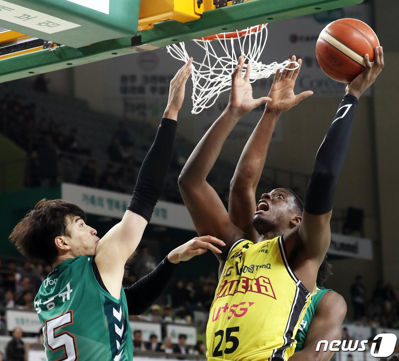 본문 이미지 - 31일 강원 원주종합체육관에서 열린 2019-2020 현대모비스 KBL 프로농구 원주DB프로미와 창원LG 세이커스 경기에서 LG 캐디 라렌이 골밑 슛을 시도하고 있다. 2019.10.31/뉴스1 ⓒ News1 박하림 기자