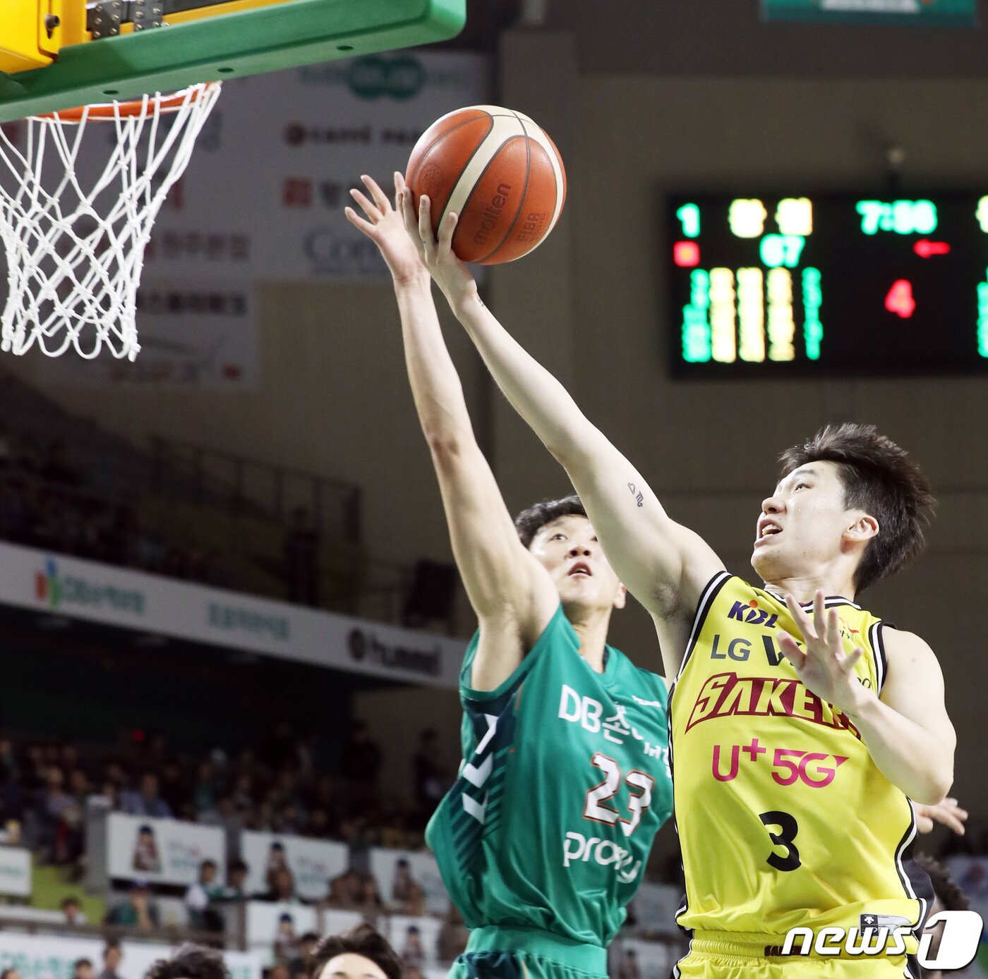 본문 이미지 - 31일 강원 원주종합체육관에서 열린 2019-2020 현대모비스 KBL 프로농구 원주DB프로미와 창원LG 세이커스 경기에서 LG 유병훈이 골밑 슛을 시도하고 있다. 2019.10.31/뉴스1 ⓒ News1 박하림 기자