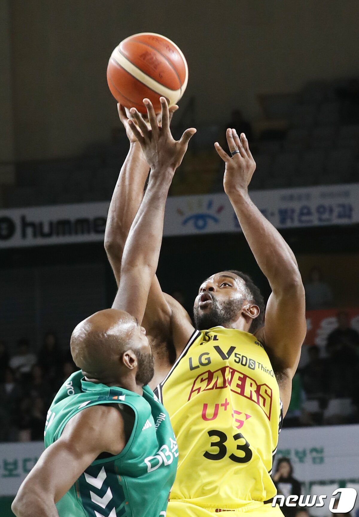 본문 이미지 - 31일 강원 원주종합체육관에서 열린 2019-2020 현대모비스 KBL 프로농구 원주DB프로미와 창원LG 세이커스 경기에서 마이크 해리스가 3점 슛을 시도하고 있다. 2019.10.31/뉴스1 ⓒ News1 박하림 기자