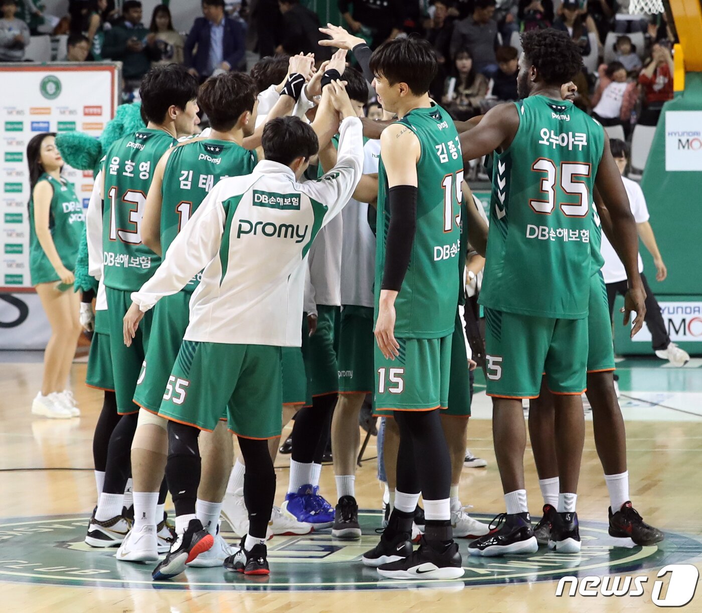 본문 이미지 - 31일 강원 원주종합체육관에서 열린 2019-2020 현대모비스 KBL 프로농구 원주DB프로미와 창원LG 세이커스 경기에서 DB 선수들이 승리를 자축하고 있다. 이날 DB가 LG를 89-83으로 꺾었다. 2019.10.31/뉴스1 ⓒ News1 박하림 기자