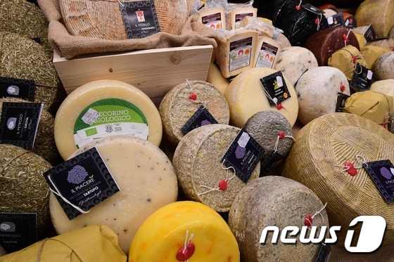 미국은 2일(현지시간) 치즈와 올리브오일 등 유럽연합(EU) 일부 농산물 수출품에 25%의 관세를 부과했다. © AFP=뉴스1