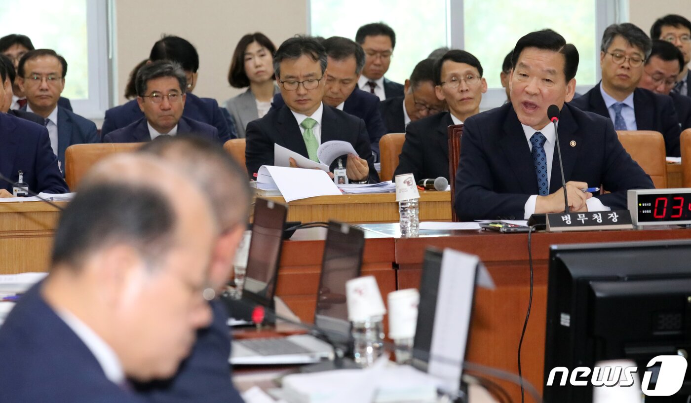 본문 이미지 - 기찬수 병무청장이 4일 서울 여의도 국회에서 열린 국방위 국정감사에서 의원질의에 답변을 하고 있다. 2019.10.4/뉴스1 ⓒ News1 김명섭 기자