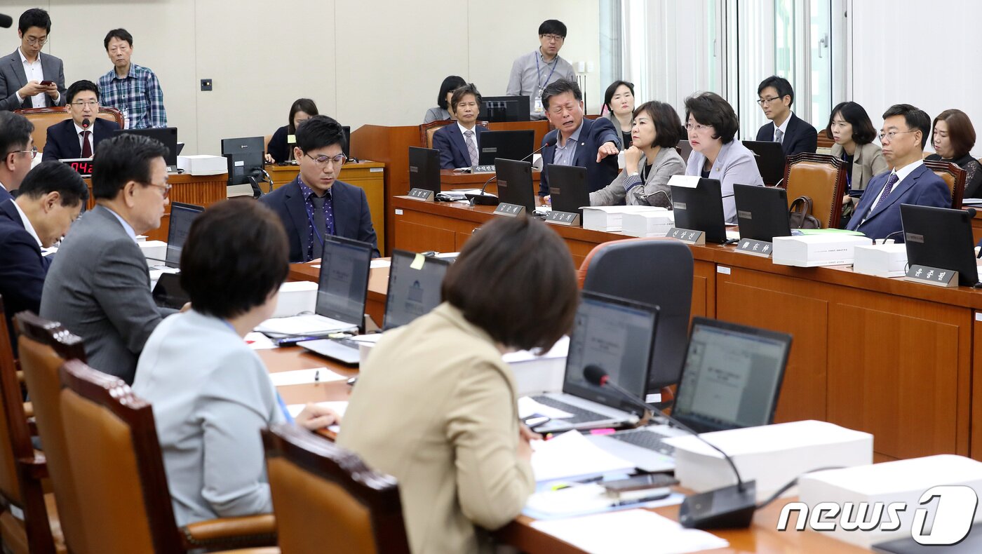 본문 이미지 - 김승희 보건복지부 장관 후보자 (당시 자유한국당 의원)가 4일 오전 서울 여의도 국회에서 열린 보건복지위원회의 보건복지부 등에 대한 국정감사에서 여당 의원들과 설전을 펼치고 있다. 이날 “대통령 주치의뿐만 아니라 복지부 장관도 대통령 기억력을 잘 챙겨야 한다"는 김승희 자유한국당 의원의 발언에 기동민 더불어민주당 의원을 비롯한 여당위원들은 “사과하라”고 지적하여 정회됐다. 2019.10.4/뉴스1 ⓒ News1 임세영 기자
