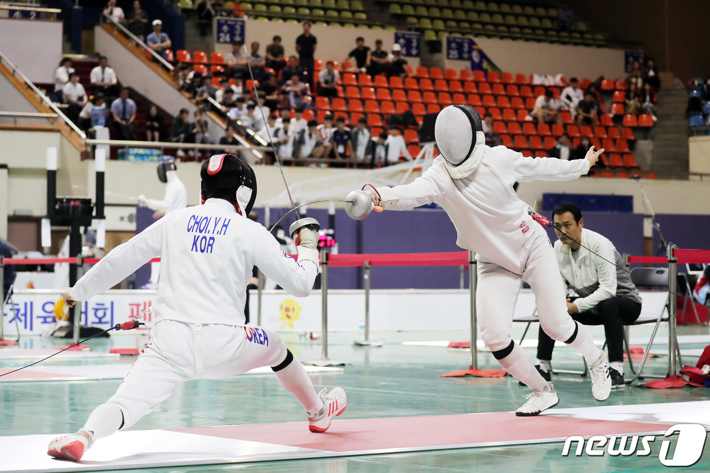 (서울=뉴스1) 이재명 기자 = 4일 오후 서울 성동구 한양대학교 올림픽체육관에서 열린 제100회 전국체육대회 펜싱 에뻬 남자고등부 개인 준준결승 경기에서 전남 최윤혁과 경남 곽수 …