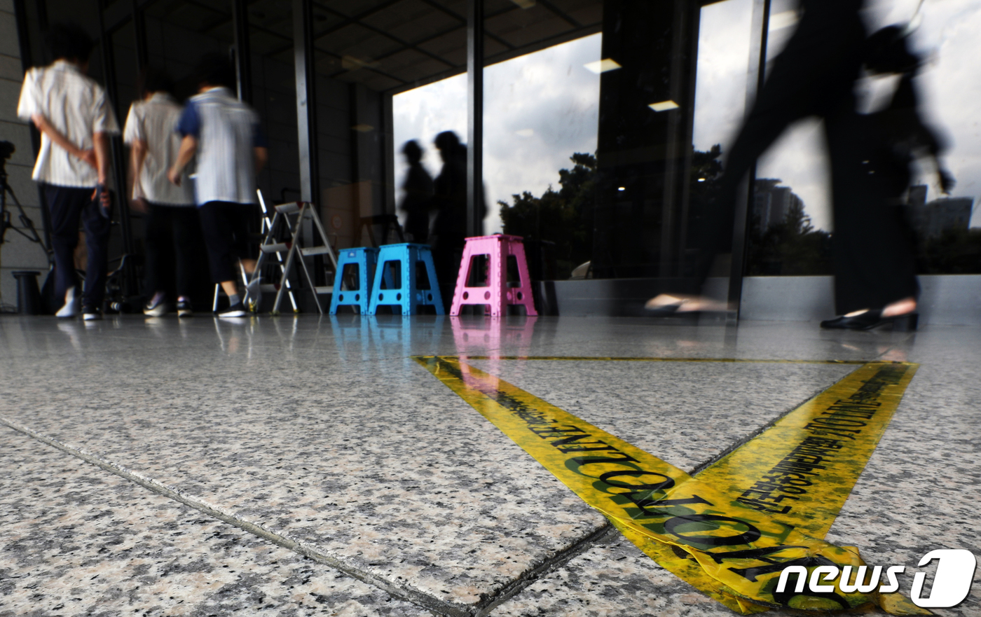 (서울=뉴스1) 황기선 기자 = 윤석열 검찰총장이 4일 문재인 대통령이 지시한 자체 '검찰개혁' 방안의 일환으로 전국 검찰청에 검찰 조사 대상자의 '공개소환'을 전면 폐지할 것을 …