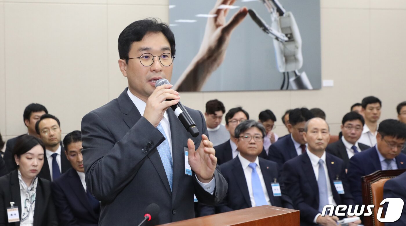 본문 이미지 - 정기현 페이스북코리아 대표가 4일 서울 여의도 국회에서 열린 과학기술정보방송통신 위원회 국정감사에서 증인으로 출석해 의원질의에 '모르겠다'고 답변하고 있다. 2019.10.4/뉴스1 ⓒ News1 김명섭 기자