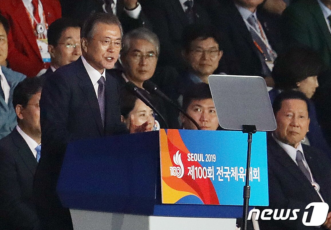 본문 이미지 - 문재인 대통령이 4일 서울 송파구 잠실주경기장에서 열린 제100회 전국체육대회에서 기념사를 하고 있다. 2019.10.4/뉴스1 ⓒ News1 이재명 기자